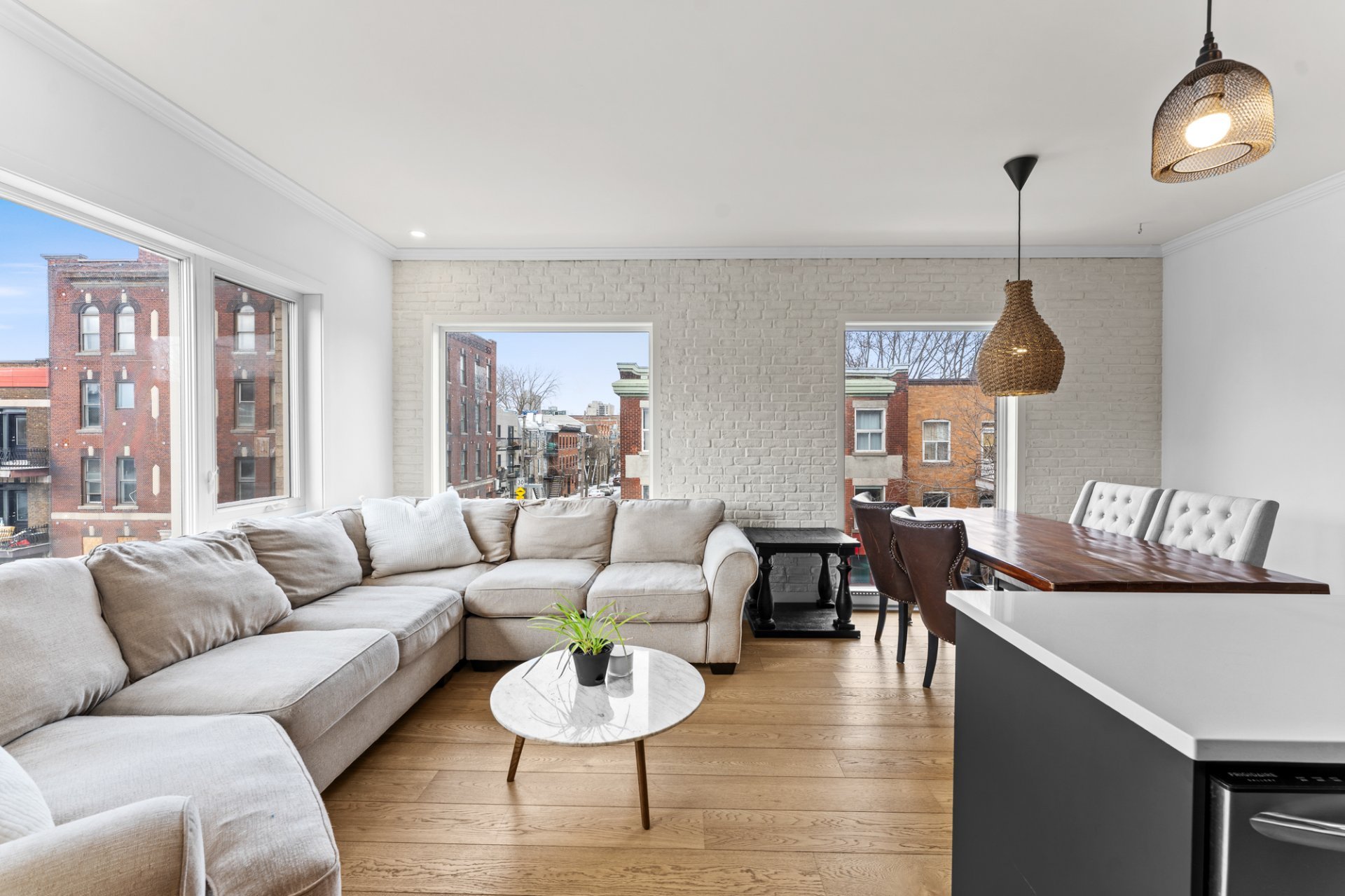 Salon lumineux du condo à vendre au 1256 De Maisonneuve Est, Montréal